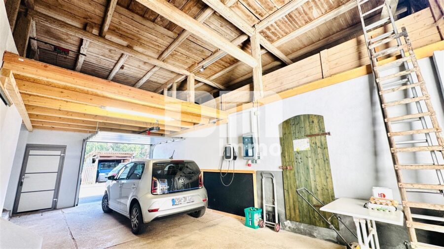 Wohnensemble mit Platz für Visionen: Saniertes Fachwerkhaus / Scheune + Halle mit Paddock - Gebäude 1 Scheune / Garage Innen / Nebengebäude